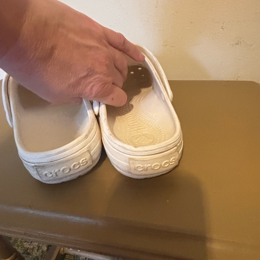 Classic White Slip-On CROCS 8/10 - Picture 2 of 6